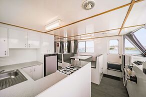 Coomera Houseboat Holidays