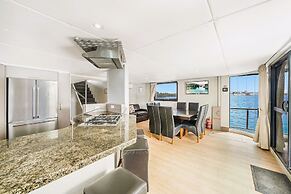 Coomera Houseboat Holidays
