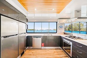 Coomera Houseboat Holidays