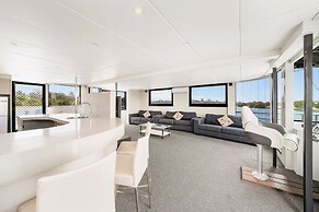 Coomera Houseboat Holidays
