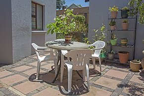 Spacious Garden Cottage