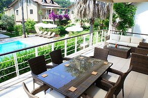 Aquamarine Apartments