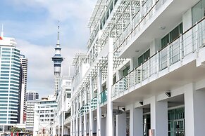 Deluxe Waterfront & City Apartment