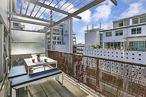 Deluxe Waterfront & City Apartment