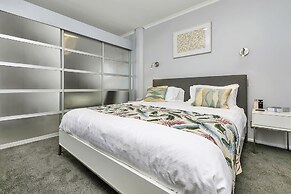 Deluxe Waterfront & City Apartment