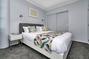 Deluxe Waterfront & City Apartment