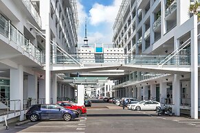 Deluxe Waterfront & City Apartment