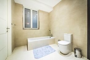 Charming Seafront Apartment, Perfect for Families