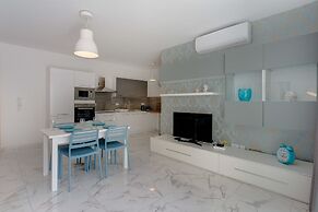 Luxury 2 Bedroom Apartment by the Sea