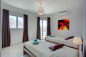Luxury 2 Bedroom Apartment by the Sea