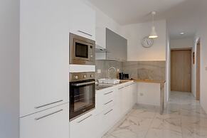 Luxury 2 Bedroom Apartment by the Sea