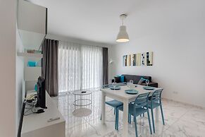 Luxury 2 Bedroom Apartment by the Sea