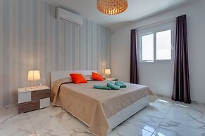 Luxury 2 Bedroom Apartment by the Sea