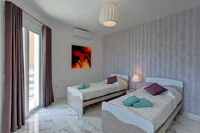 Luxury 2 Bedroom Apartment by the Sea