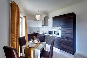 Modern Apt Overlooking Green Area