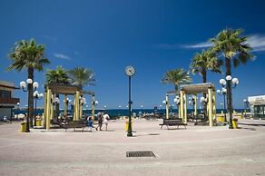 Marvellous 2 Bedroom Apartment by the Sea