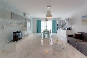 Marvellous 2 Bedroom Apartment by the Sea