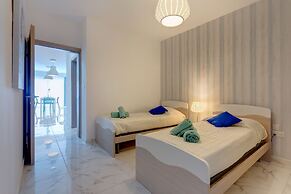 Marvellous 2 Bedroom Apartment by the Sea