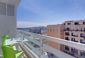 Marvellous 2 Bedroom Apartment by the Sea