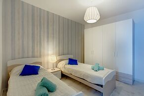 Marvellous 2 Bedroom Apartment by the Sea