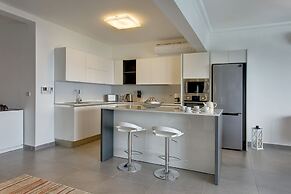 Pure Luxury Apartment With Pool