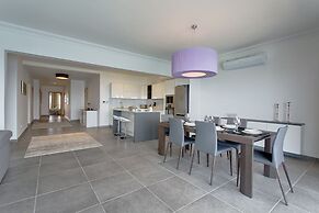 Pure Luxury Apartment With Pool