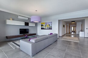 Pure Luxury Apartment With Pool