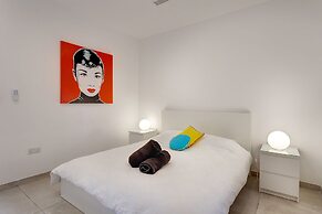 Modern Seaview Apartment In a Prime Location