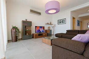 Seafront Luxury Apartment, Pool and Great Location