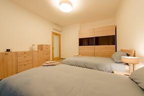 Seafront Luxury Apartment, Pool and Great Location