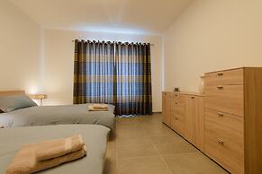 Seafront Luxury Apartment, Pool and Great Location