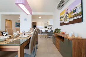 Seafront Luxury Apartment, Pool and Great Location