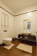 Seafront Luxury Apartment, Pool and Great Location