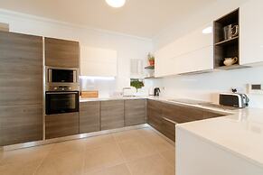 Seafront Luxury Apartment, Pool and Great Location