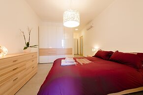 Seafront Luxury Apartment, Pool and Great Location