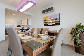 Seafront Luxury Apartment, Pool and Great Location