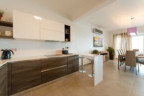 Seafront Luxury Apartment, Pool and Great Location