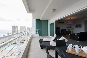 Seafront Luxury Apartment, Pool and Great Location