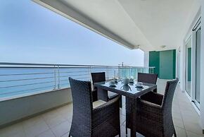 Seafront Luxury Apartment, Pool and Great Location