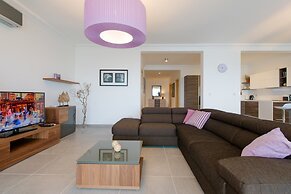 Seafront Luxury Apartment, Pool and Great Location