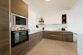 Seafront Luxury Apartment, Pool and Great Location