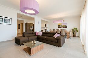 Seafront Luxury Apartment, Pool and Great Location