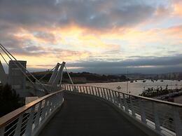 Seafront Luxury Apartment, Pool and Great Location