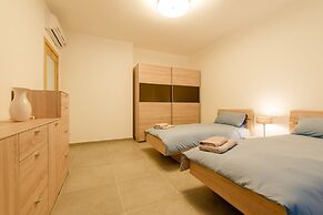 Seafront Luxury Apartment, Pool and Great Location