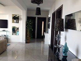 Luxury Seafront Apartment With Pool