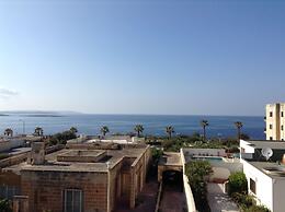 Luxury Seafront Apartment With Pool