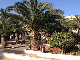 Luxury Seafront Apartment With Pool