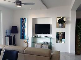 Luxury Seafront Apartment With Pool