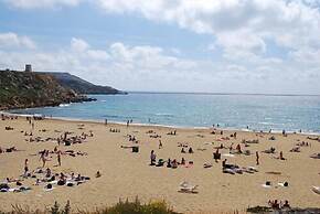 Luxury Seafront Apartment With Pool