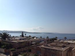 Luxury Seafront Apartment With Pool